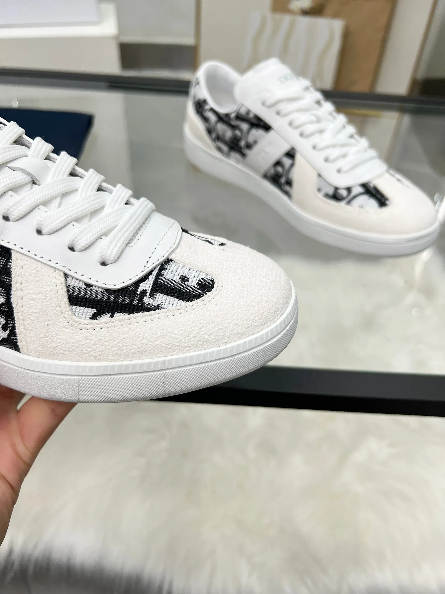 👟👟Ex-factory price 460👟👟Male size +10 correct✅ version. 𝐃𝐢𝐨𝐫 𝟮𝟱𝐏𝐫𝐞-𝐅𝐚𝐥𝐥 𝐁𝐞𝐫𝐥𝐢𝐧 𝟬𝟭 Dior B01 couple casual moral training shoes white shoes sneakers late 90s fashion brand Maison Margiela purchased GAT in large quantities and gave them a makeover. This shoe type of De Xun officially started its fashion journey. Original: Top layer of cowhide, cowhide lining, original outsole Size: 35-45 (40 for women, 45 for men, custom made, non-refundable)